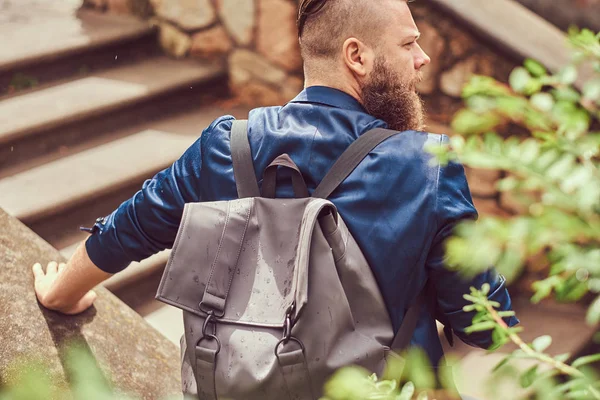 Retrato Hombre Barbudo Con Corte Pelo Vestido Con Ropa Casual — Foto de Stock