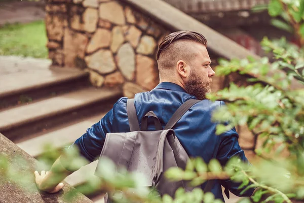 Retrato Hombre Barbudo Con Corte Pelo Vestido Con Ropa Casual —  Fotos de Stock