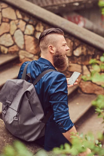 Портрет Бородатого Чоловіка Зачіскою Одягненою Повсякденний Одяг Рюкзаком Сидить Парку — стокове фото