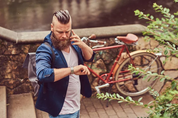 Ritratto Uomo Barbuto Con Taglio Capelli Vestito Abiti Casual Con — Foto Stock