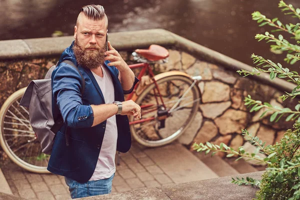 Портрет Бородатого Чоловіка Зачіскою Повсякденному Одязі Рюкзаком Стоячи Міському Парку — стокове фото