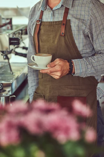 Profesyonel bir barista kahve dükkanında profesyonel kahve makinesi ile bir kahve yapma. — Stok fotoğraf