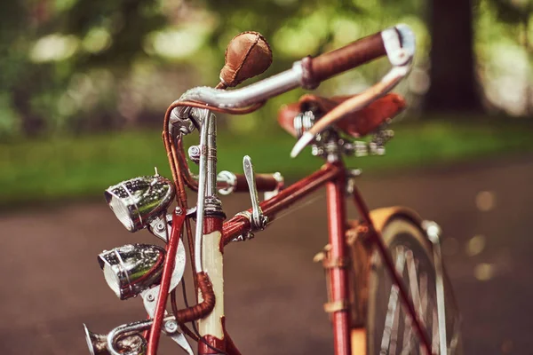 Image of a red vintage bicycle in a city park. — Stock Photo, Image