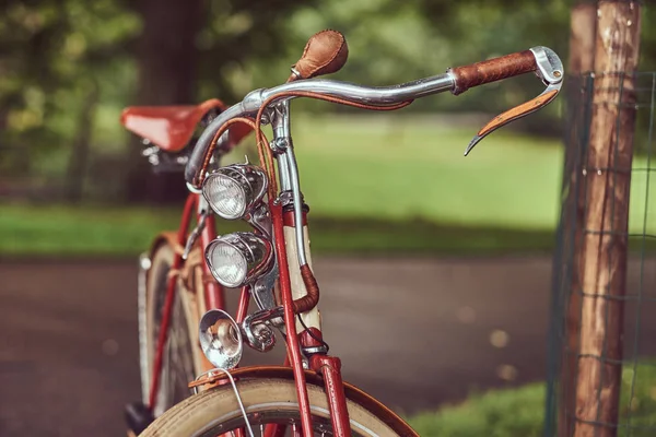 Imagen de una bicicleta vintage roja en un parque de la ciudad . —  Fotos de Stock