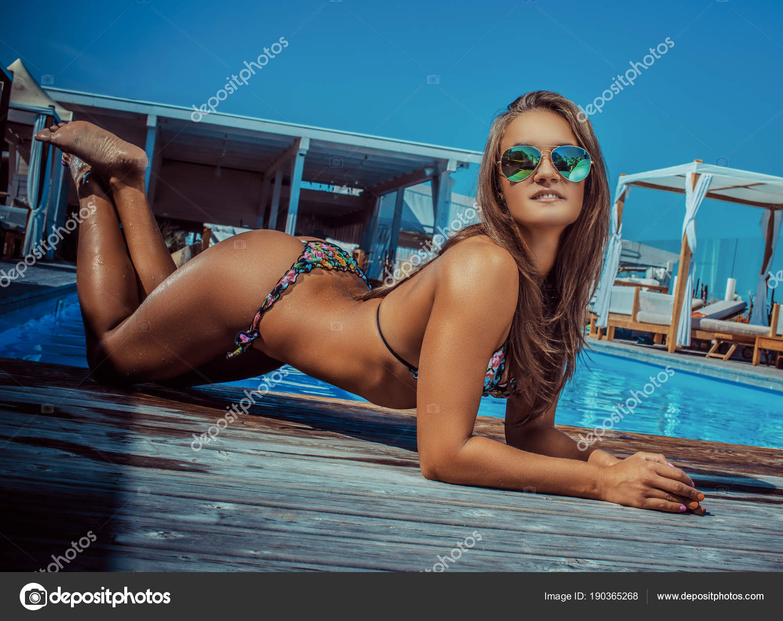 Modelo Femenino Sexy Gafas Sol Descansando Tomando Sol Colchón Piscina:  fotografía de stock © dmitrytph #416005442