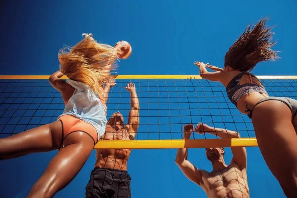 A group friends playing volleyball on the beach. — Stock Photo, Image
