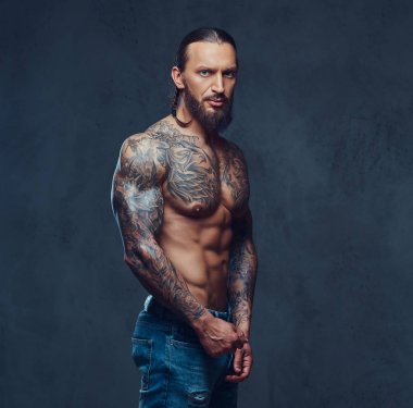 Şık bir saç kesimi, karanlık bir arka plan üzerinde izole kas çıplak sakallı tattoed erkekle yakın çekim portresi.