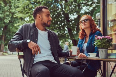 İçme kahve, kahve dükkan yakın oturan bir çift. Açık havada bir tarihte.