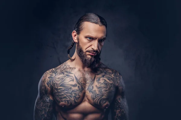 Szczegół portret mięśni tattoed Brodaty mężczyzna z stylowe fryzury, na białym tle na ciemnym tle. — Zdjęcie stockowe