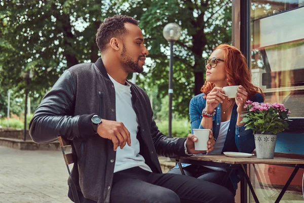 Пара, що зустрічається з питною кавою, сидить біля кав'ярні. На відкритому повітрі на побачення . — стокове фото