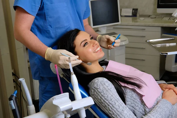 Belleza morena teniendo dientes examinados en dentistas . — Foto de Stock