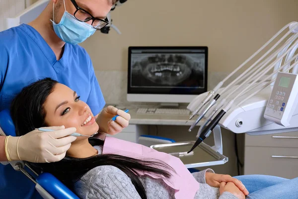 En tandläkare händer arbetar på ung kvinna patient med dental verktyg. — Stockfoto