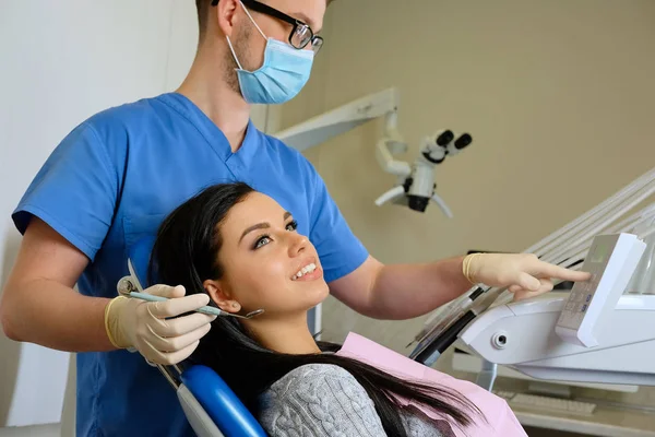 Ein Zahnarzt arbeitet mit Zahnwerkzeugen an einer jungen Patientin. — Stockfoto