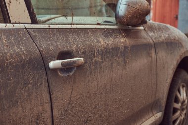 Kırsal etrafında bir yolculuktan sonra kirli bir araba yakın çekim resmin. Yan görünüm