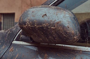 Off-road bir yolculuktan sonra kirli bir araba yakın çekim resmin. Yan ayna