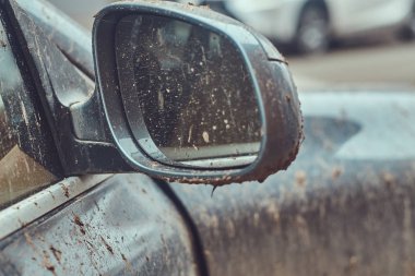 Off-road bir yolculuktan sonra kirli bir araba yakın çekim resmin. Yan ayna