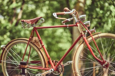 Bir kırmızı vintage bisiklet bir şehir parkı yakın çekim görüntüsü.