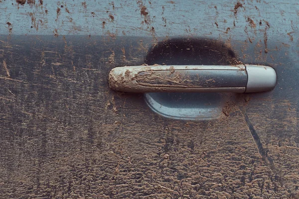 Крупный План Грязной Машины После Поездки Сельской Местности Ручка Двери — стоковое фото