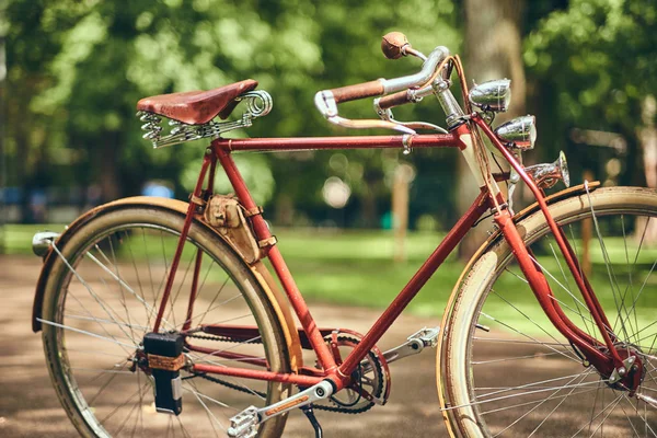 Imagem Close Uma Bicicleta Vintage Vermelha Parque Cidade — Fotografia de Stock