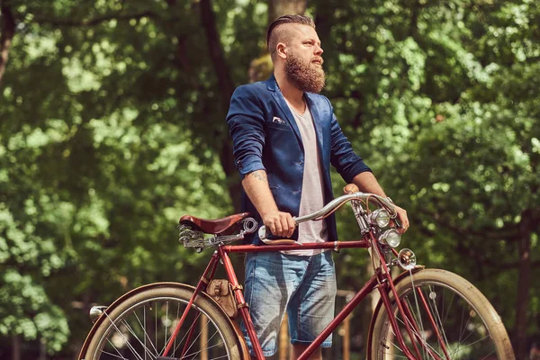 Man Gekleed Casual Kleding Wandelen Met Een Retro Fiets Een — Stockfoto