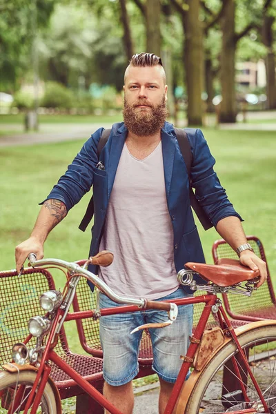 Чоловік Одягнений Повсякденний Одяг Ходить Ретро Велосипедом Парку — стокове фото