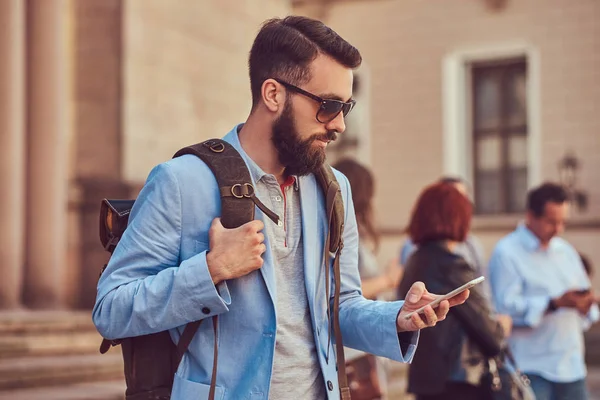 Tourist Full Beard Haircut Wearing Casual Clothes Sunglasses Holds Backpack — Stock Photo, Image