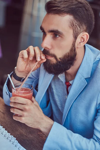 Крупним Планом Портрет Модного Бородатого Чоловіка Стильною Стрижкою Склянку Соку — стокове фото