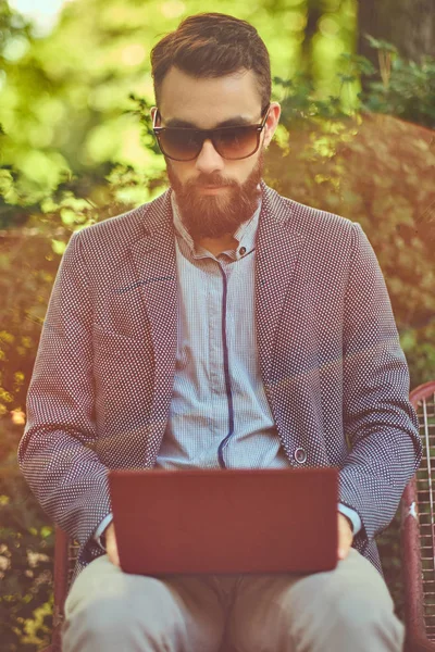 공원에서 벤치에 앉아있는 노트북 컴퓨터 수염과 헤어스타일 작가의 초상화 — 스톡 사진