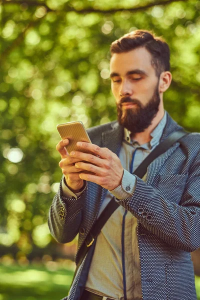 Retrato Hombre Barbudo Con Corte Pelo Elegante Ropa Casual Escribe —  Fotos de Stock