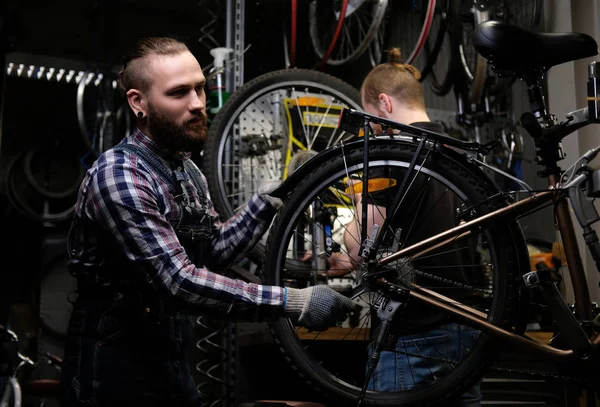 Dos Hombres Guapos Elegantes Que Trabajan Con Una Bicicleta Taller — Foto de Stock