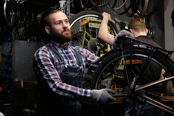 Двое Красивых Стильных Мужчин Работают Велосипедом Ремонтной Мастерской Рабочие Ремонтируют — стоковое фото