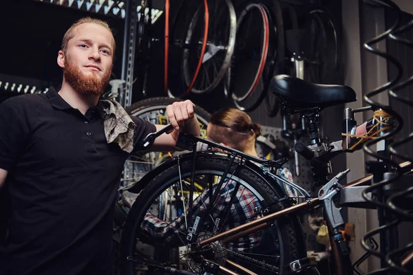 Bir Bisiklet Tamir Dükkanında Çalışan Iki Yakışıklı Şık Erkek Şçi — Stok fotoğraf