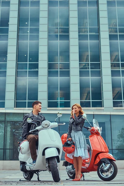 Çekici Romantik Çift, yakışıklı ve seksi erkek birlikte açık havada bir gökdelen karşı vakit. Scooter ile bir tarih yürüyüş.