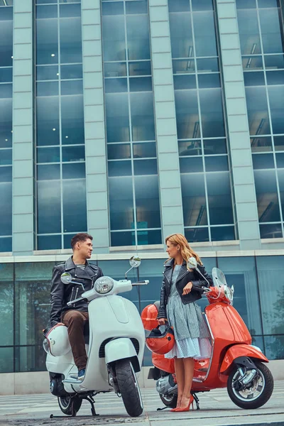 Çekici Romantik Çift, yakışıklı ve seksi erkek birlikte açık havada bir gökdelen karşı vakit. Scooter ile bir tarih yürüyüş.