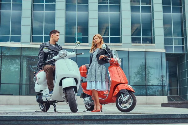 Çekici Romantik Çift, yakışıklı ve seksi erkek birlikte açık havada bir gökdelen karşı vakit. Scooter ile bir tarih yürüyüş.