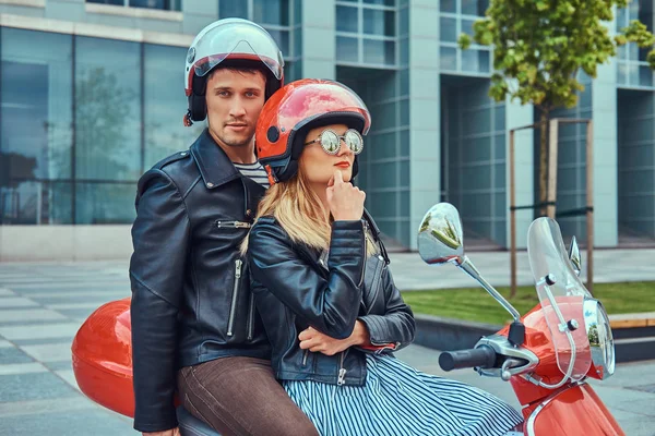 Atractiva Pareja Hombre Guapo Sexy Hembra Cabalgando Juntos Scooter Retro — Foto de Stock