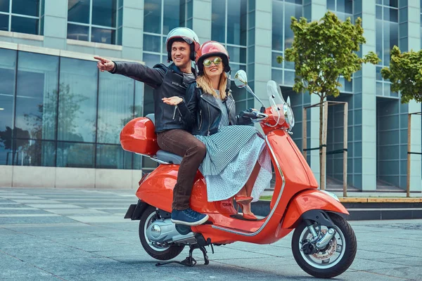 Een Aantrekkelijke Gelukkige Paar Een Knappe Man Sexy Vrouw Rijden — Stockfoto