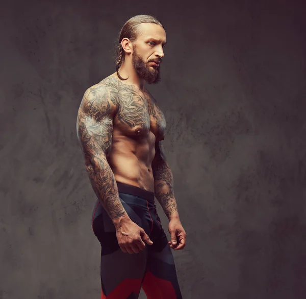 Retrato Muscular Barbudo Tatuado Macho Com Corte Cabelo Elegante Uma — Fotografia de Stock