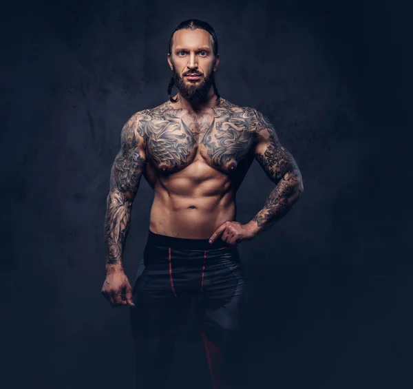 Retrato Muscular Barbudo Tatuado Macho Com Corte Cabelo Elegante Uma — Fotografia de Stock