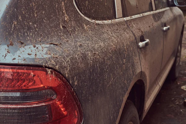 Kırsal Etrafında Bir Yolculuktan Sonra Kirli Bir Araba Yakın Çekim — Stok fotoğraf