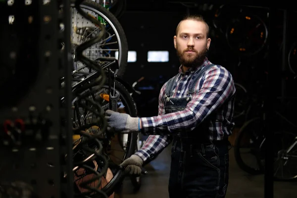 Stilig Snygga Hane Bär Flanell Skjorta Och Jeans Coverall Arbetar — Stockfoto