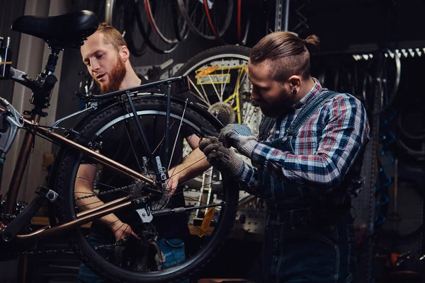 Двое Красивых Стильных Мужчин Работают Велосипедом Ремонтной Мастерской Рабочие Ремонтируют — стоковое фото