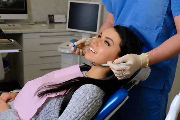 Piękna Brunetka Zęby Zbadane Dentystów Odwiedź Stomatologia Opieki — Zdjęcie stockowe