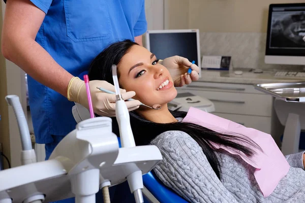 Dentista Che Cura Una Paziente Uno Studio Dentistico — Foto Stock