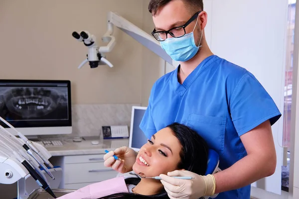 Dentista Cura Uma Paciente Sexo Feminino Consultório Dentista — Fotografia de Stock