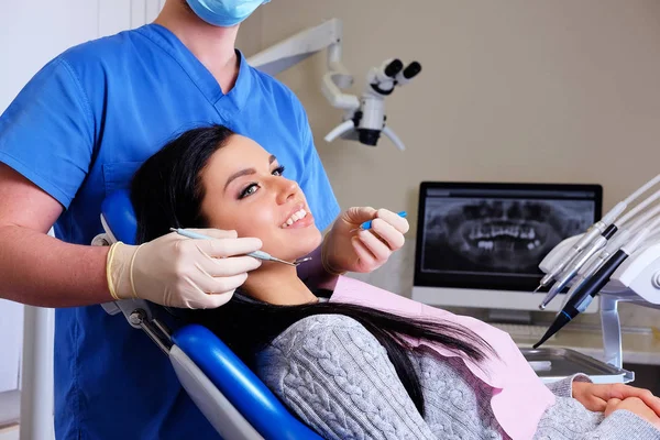 Tandläkaren Bota Kvinnlig Patient Tandläkare Kontor — Stockfoto
