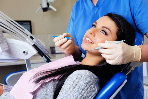 Dentista Che Cura Una Paziente Visita Odontoiatrica — Foto Stock