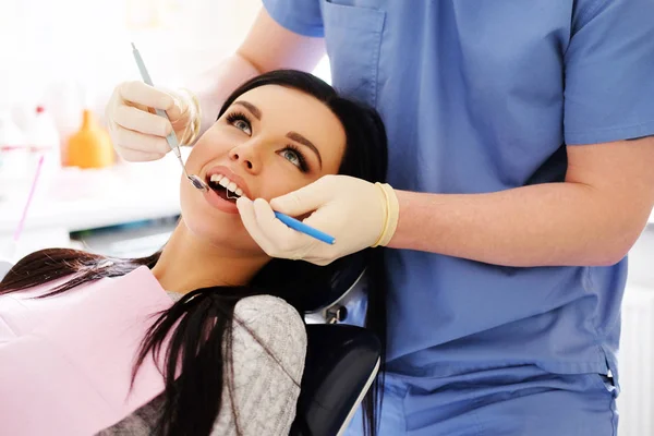 Dentista Uniforme Azul Guantes Blancos Preocupa Por Una Sexy Morena — Foto de Stock