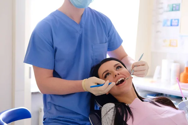 Zahnarzt Blauer Uniform Und Weißen Handschuhen Kümmert Sich Eine Sexy — Stockfoto