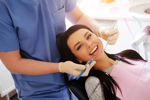 Zahnarzt Blauer Uniform Und Weißen Handschuhen Kümmert Sich Eine Sexy — Stockfoto